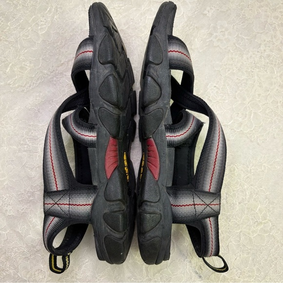 Keen Men’s 9 Strap On Sandals White Red Stripe Black Sole Teva Style Summer Shoe - Picture 7 of 9